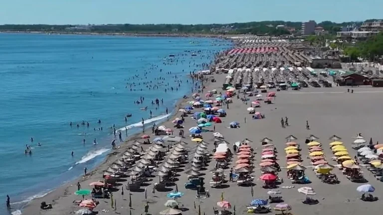 L'afflusso di vacanzieri a Velipja aumenta, con migliaia di turisti dalla regione che visitano la Perla Adriatica