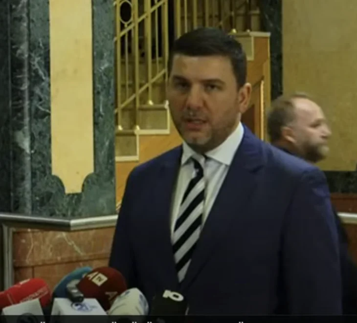 Krasniqi: La Cour évaluera le sujet dès que possible, rejettera l'insistance sur le vote secret.