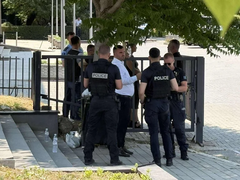 La menace de la bombe au Parlement arrive sur les lieux et le procureur en chef Zejrullah Gashi