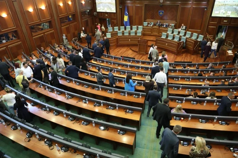 LAST LAST LAST: The Parliament building is evacuated, a threat to the threat