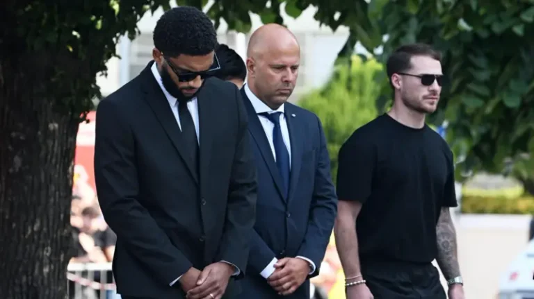 Vos amis de Liverpool assistent aux funérailles de son frère et de son frère