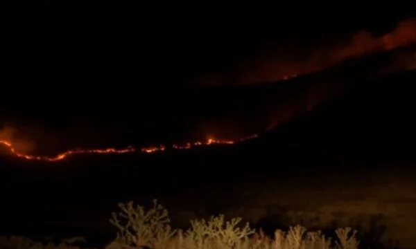 Feu au sommet de Golesh toujours actif