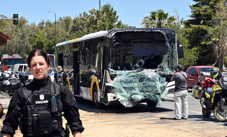54 feriti per caso tra due autobus ad Atene, tra cui 17 bambini