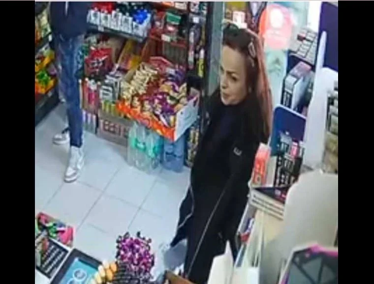 La mujer en la foto está siendo buscada por la policía por robo