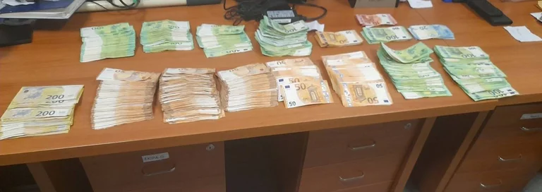 La police du Kosovo capture un citoyen serbe à Merdare avec plus de 100 000 euros non déclarés