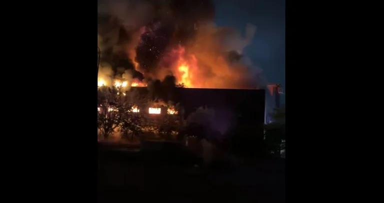 Police declare fire in the Industrial Zone: No injuries, considerable damage.
