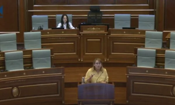 Hykmete Bajrami habla en el Salón de la Asamblea incluso después del final del período de sesiones: Vamos a abordar la Constitución