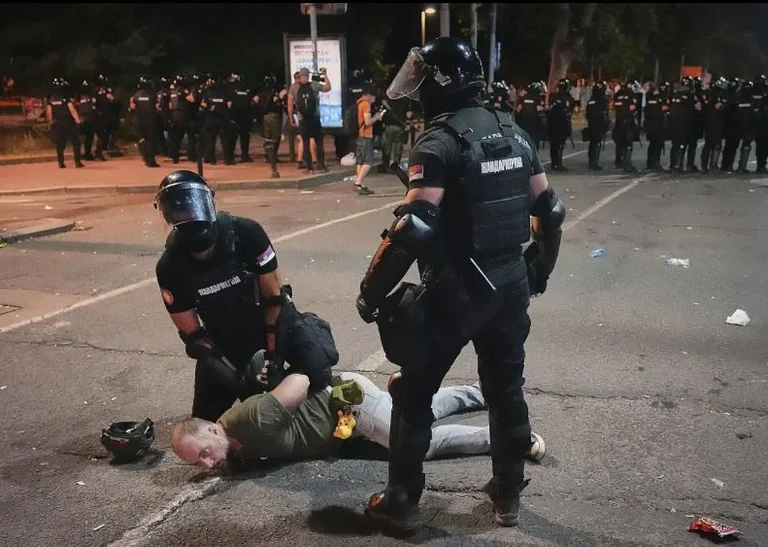 Continúan los combates en Belgrado en protestas anti-Vucciq, 79 arrestados