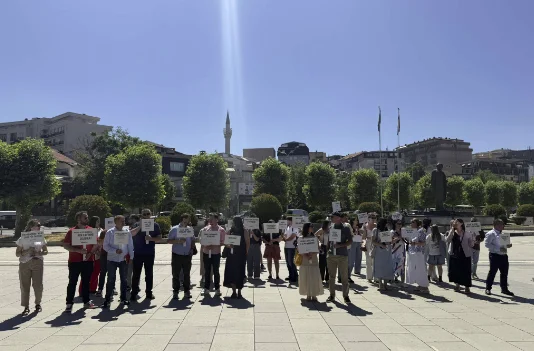 Ce que nous avons choisi pour “, société civile de protestation devant le Parlement