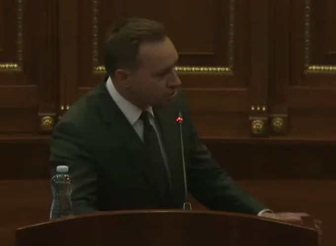 Débits à l'Assemblée : Zogaj demande l'ordre du jour de Dehar, celui-ci interrompt sa parole