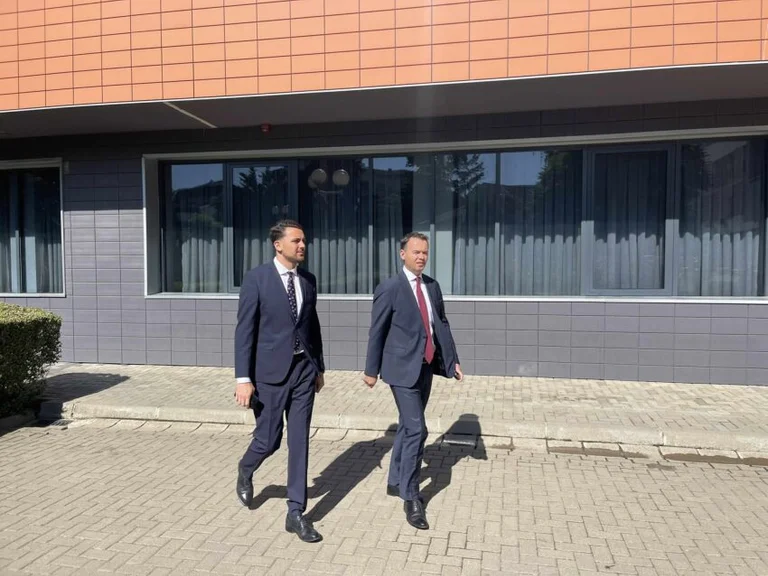Peci arrive avec le président Osmani