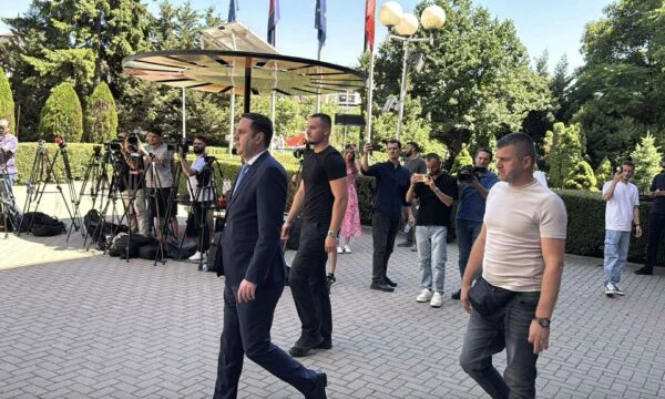 Abdixhiku arriva alla presidenza per incontrare Osman