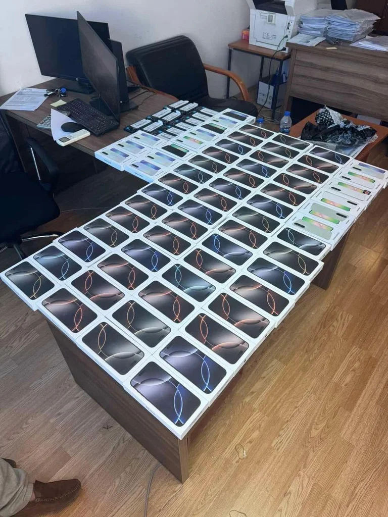 Stime doganali 79 telefoni a un mobile, del valore di oltre 64 mila euro