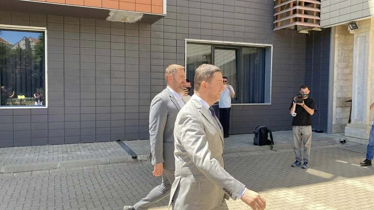 Osmani comienza con Krasniqi
