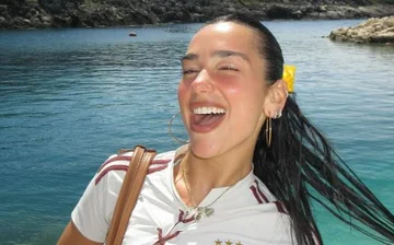 Je veux Lipa et son fiancé, goûter au soleil italien: Une vue de leurs vacances