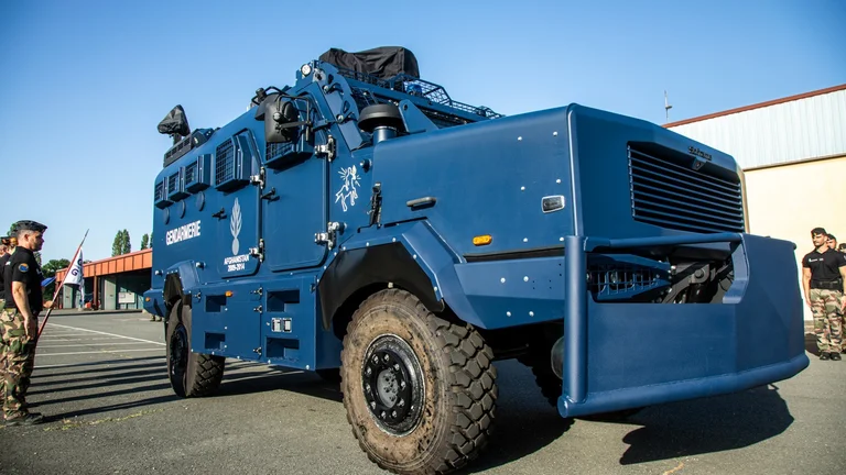 French Gendarmerie, a powerful self-blinde named “Kosovo”