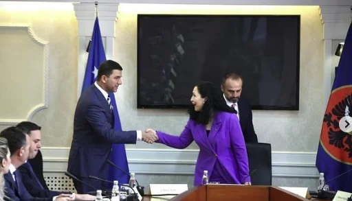 El Presidente Osmani acoge Memli Krasniqi a las 13:30