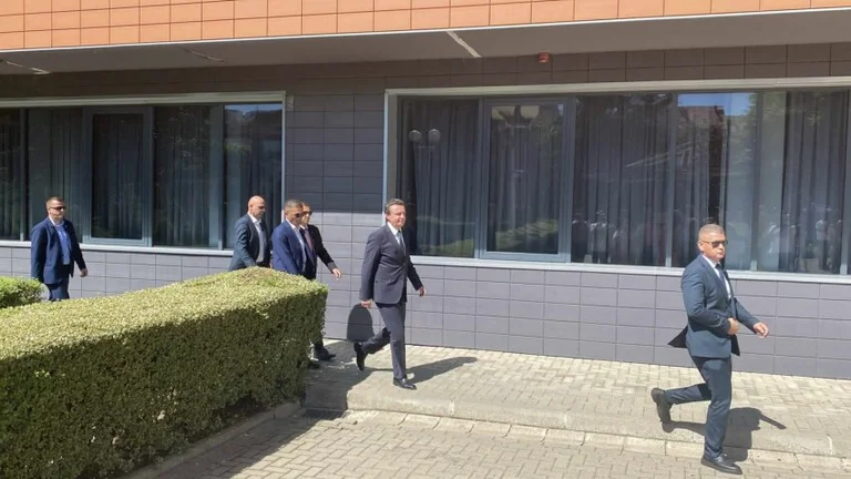 Kurt with 5 guards heads for Presidency