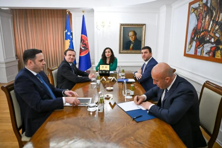 El Presidente de hoy pertenece a los dirigentes de los partidos políticos