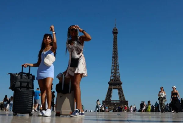 Eiffel Torre se cierra debido al calor, alerta roja en 16 regiones