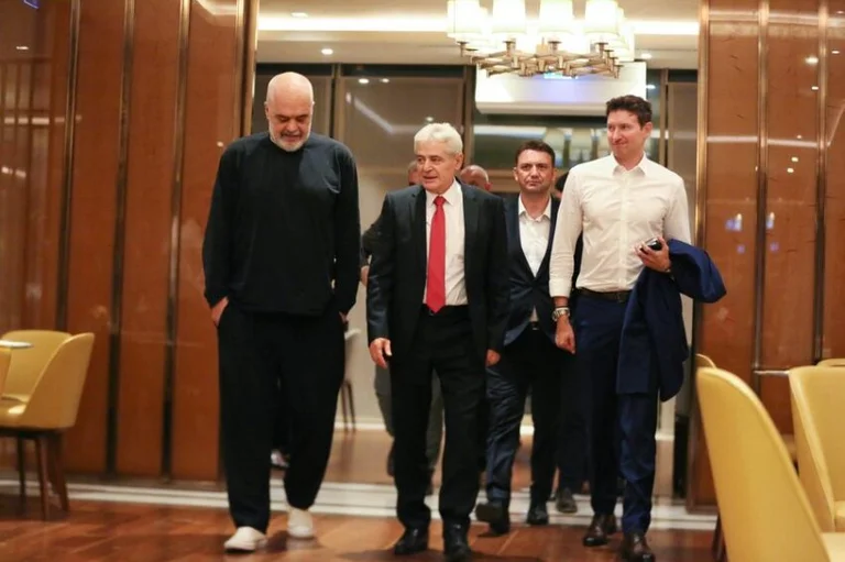 Ali Ahmeti publie des photos de la rencontre avec Eddie Rama : Rencontre de la Fraternité à Skopje