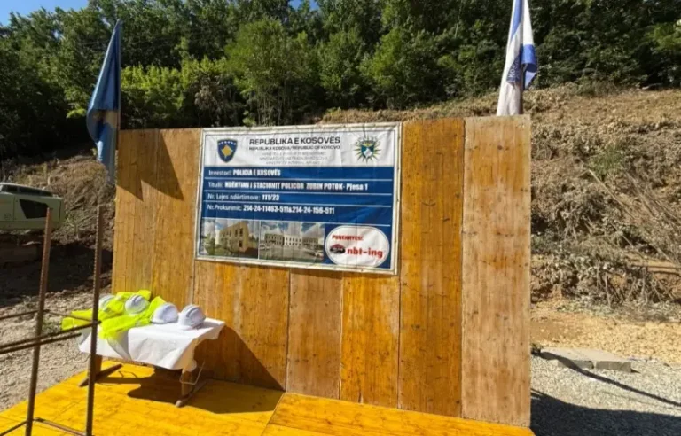 La campana de la estación de policía situada en Zubin-Potok