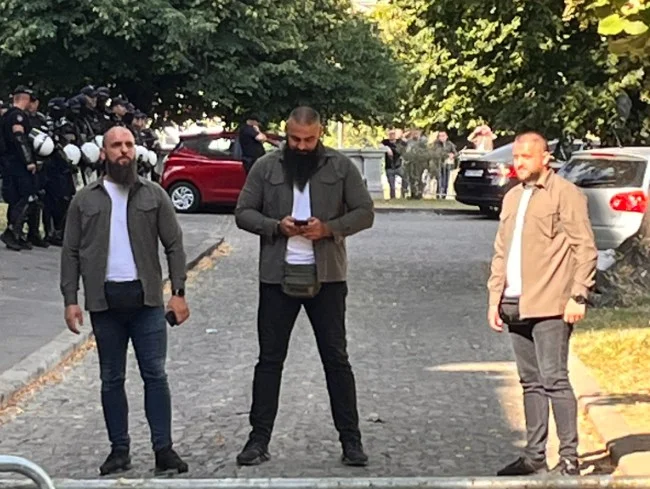 Qui sont les accusés de l'attaque contre Banjska qui ont été vus près de la présidence de la Serbie?