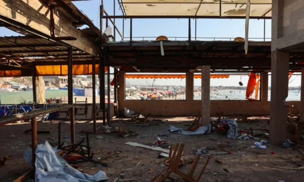 Mehr als 65 Menschen in Gaza getötet, nachdem israelische Kräfte ein Café getroffen haben und Leute suchen Essen