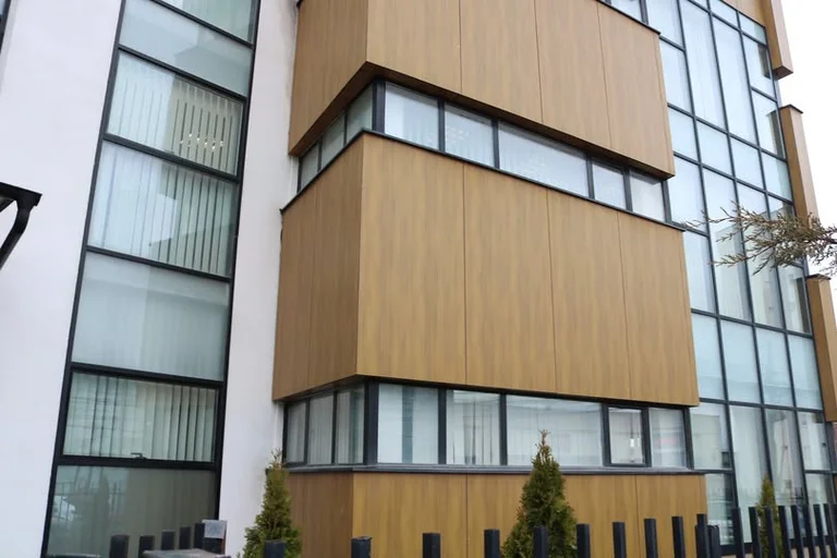 Aktakuse gegen eine Person, angeblich Ausbildung des Arztes in zwei oderdance bei Ferizaj für über acht Jahre
