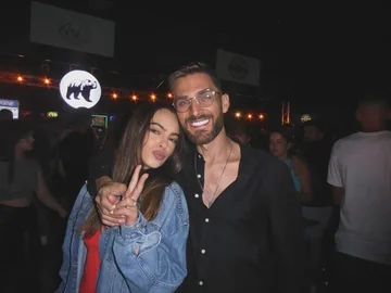 Rina se réjouit de l'anniversaire de la fête
