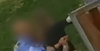 Two hold him, the other hits him, the moment the cops mistreat the suspect during the arrest in Kline.