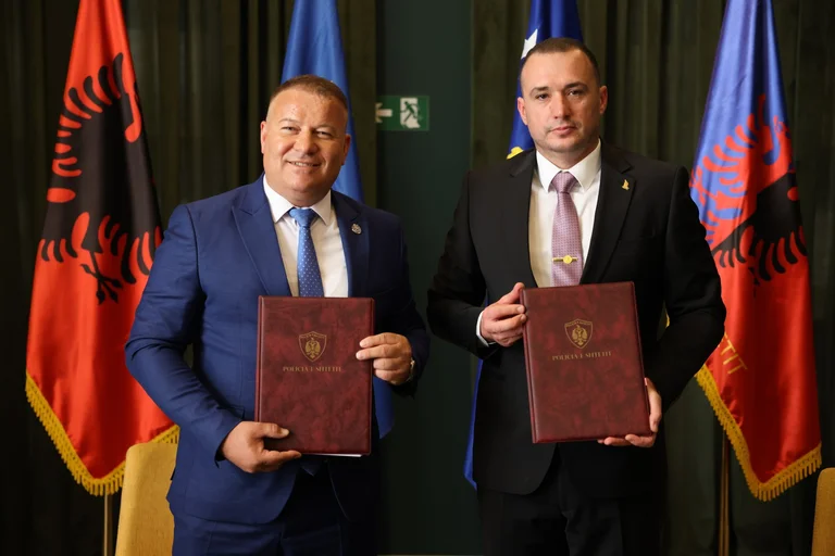 1 de julio, patrulla de policía de Kosovo Albania
