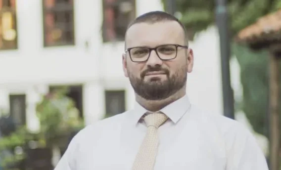 Der Sohn des Zeugen weigerte sich bei “Ich wurde gesagt, dass Sie nicht von der High School absolviert haben, ich nahm sie ins College.
