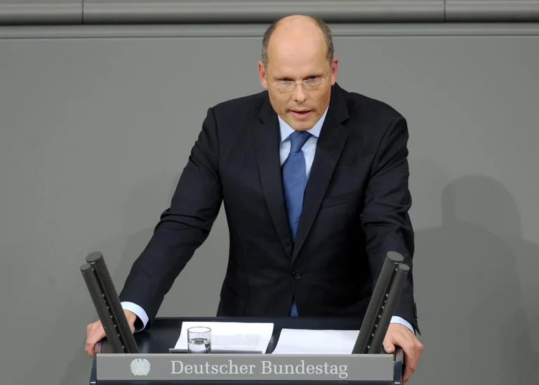 MP alemán en Bundestag: Eliminar estructuras paralelas en el norte de Kosovo