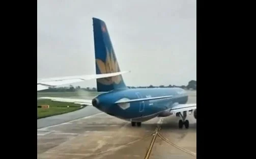 Deux avions s'écrasent sur le sol de l'aéroport au Vietnam
