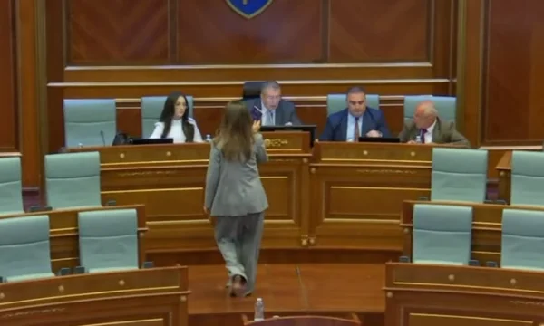 El anfitrión está abusando y violando la Constitución. Se corta la tensión de seguridad mediante la bóveda entre Vlora Citak y Avni Deharit