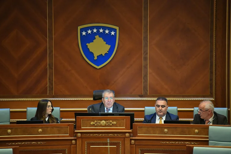Deputetët mblidhen sërish për seancën konstituive
