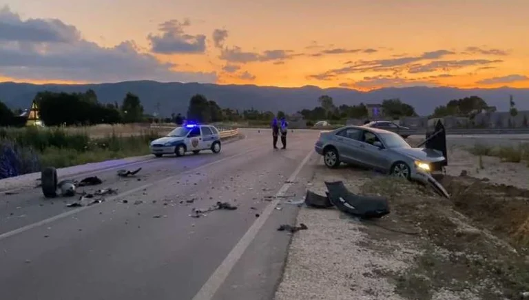 Schwerer Unfall zwischen zwei Autos in Pogradec, drei Menschen verletzen