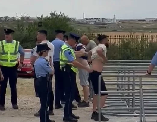 Un joven serbio busca provocar a la policía de Kosovo a la entrada de Vidovdan en Gazimestan