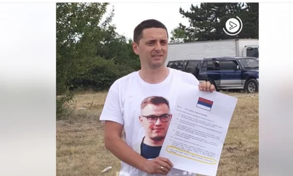 La police retire le politicien serbe de «%Vidovani, Arsenijevic de la course et distribue la vidéo, dit le “arrêté” pour avoir gardé sa photo sur son T-shirt