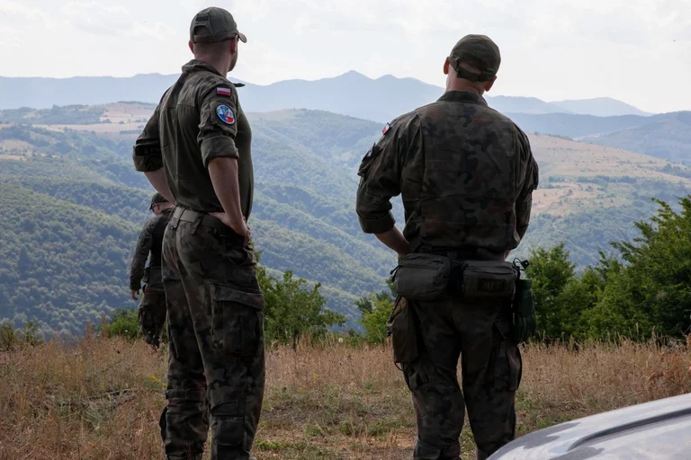Des soldats polonais de la KFOR patrouillent dans le nord