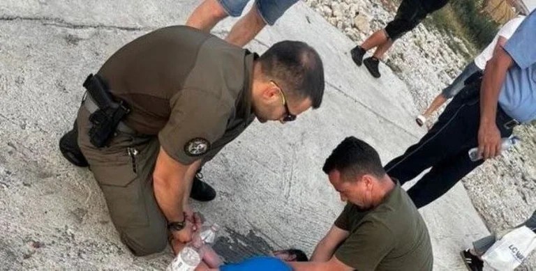 Cops save the life of an unselfish woman in the Vushtrri-Mitrovica magistrate