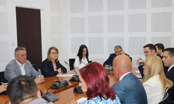 Photo prise lors des consultations actuelles de Dehar avec les dirigeants des partis politiques Kurt a ignoré l'événement