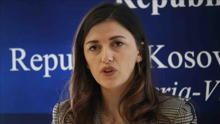 Ministrja Haxhiu thërret konferencë për media