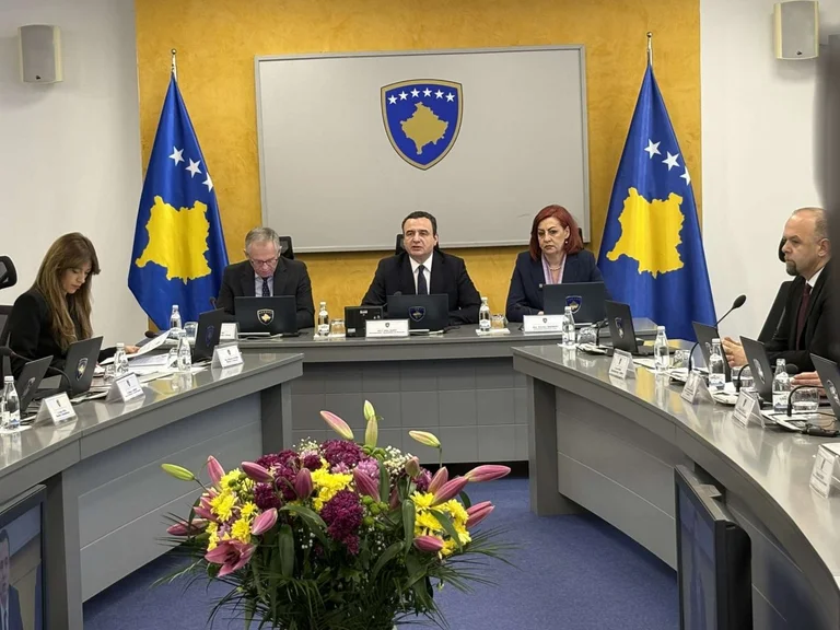 Die Pflichtregierung kündigt Treffen um 12: 00 Uhr an.