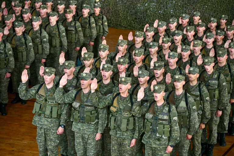 ¡De 350 uniformes, una sola voz: para Kosovo!