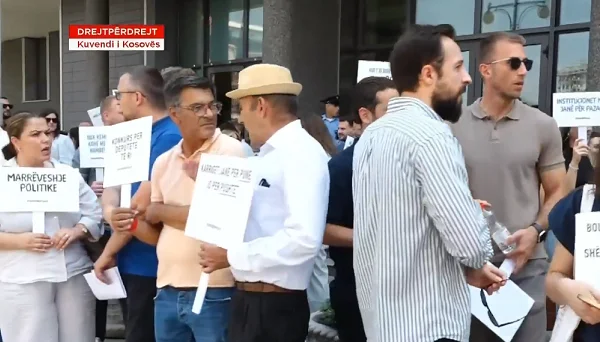 Civil society organizations again protest before the Parliament