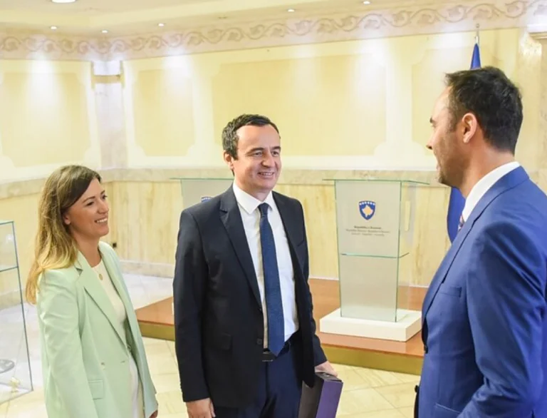 Après la décision de la Constitution, VV appelle la conférence de presse, Haxhiu et Konjufca