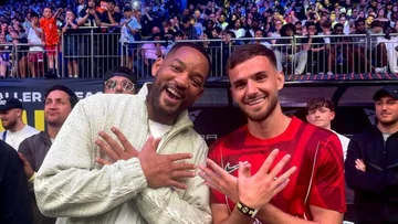 Will Smith rend l'aigle deux fier du footballeur albanais
