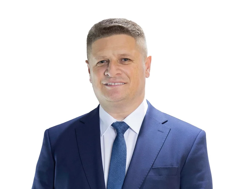 Questo è il candidato PDK) a testa nel comune di Shtime